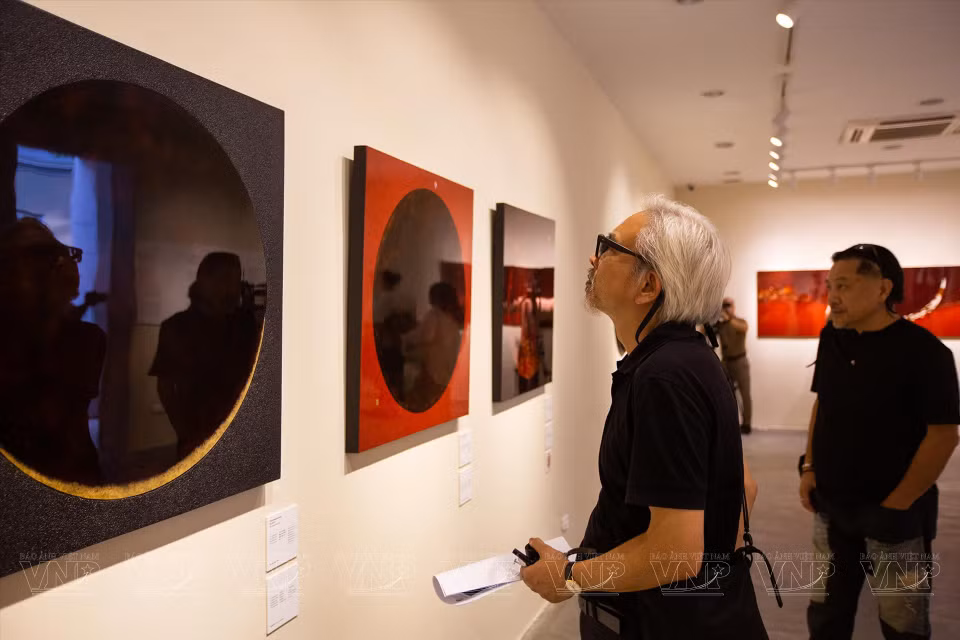 El público aprecia las obras en la exhibición. (Foto: VNA)