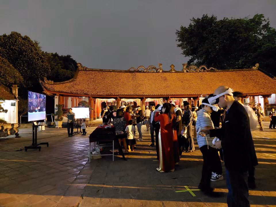 Turistas experimentan el recorrido nocturno por el Templo de la Literatura. (Foto: VNA)