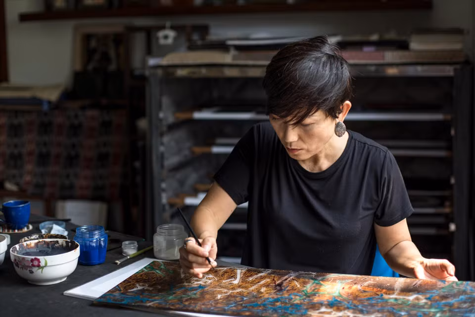 Ando Saeko trabaja en su estudio en Hoi An, en la provincia de Quang Nam. (Foto: Proporcionada por la artista Ando Saeko)