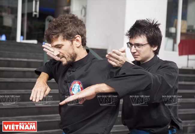 Jóvenes belgos practican el arte (Fuente:VNA)