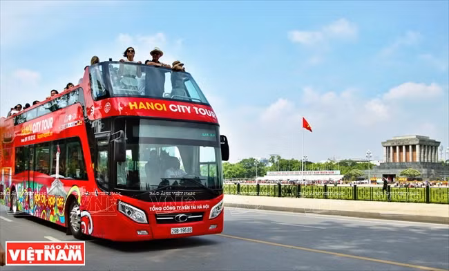 Recorrido por la ciudad en autobús de dos pisos (Fuente: VNA)