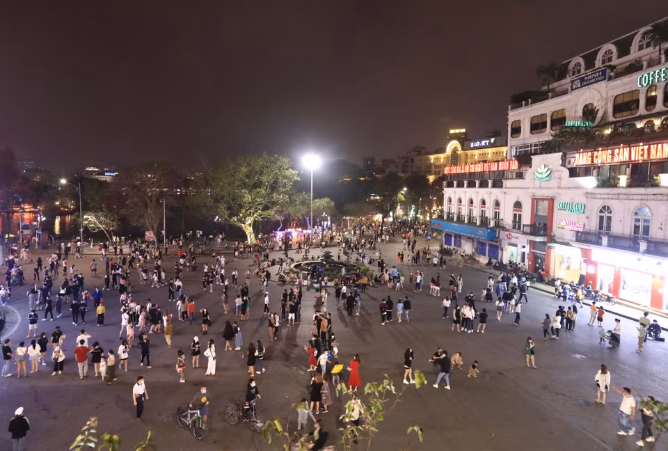 Un gran número de personas acuden a divertirse en la calle peatonal del Lago Hoan Kiem (Fuente: VNA)