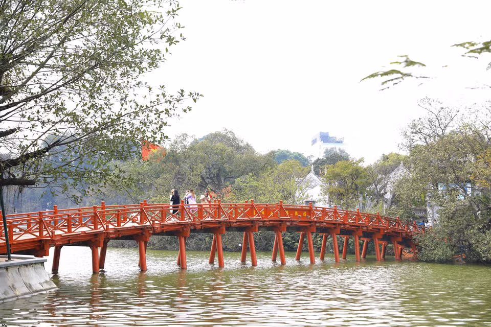 El puente The Huc que conecta el Lago Hoan Kiem con el templo Ngoc Son (Fuente: VNA)