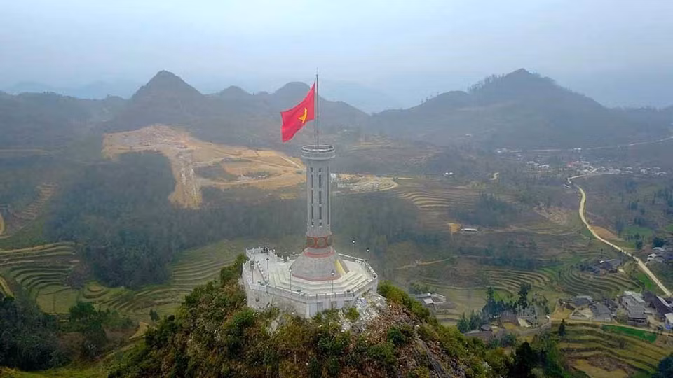 El asta de la bandera nacional en Lung Cu (Fuente: VNA)