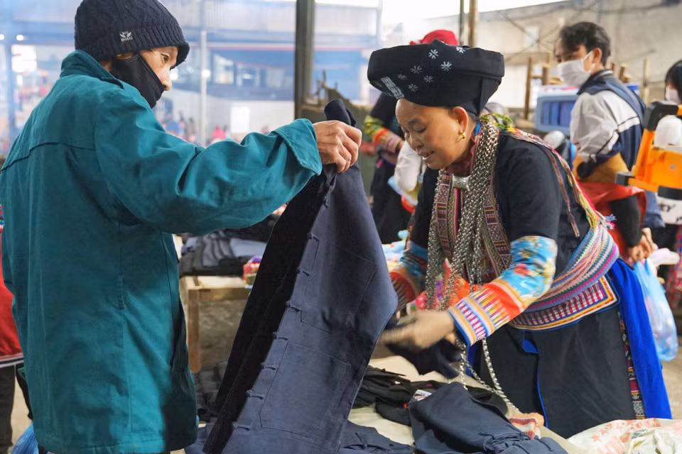 Los pobladores de la minoría étnica de Dao venden trajes en el Mercado de Meo Vac. (Foto: VNA)