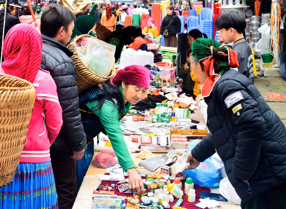 Los pobladores realizan sus compras en la feria. (Foto: VNA)