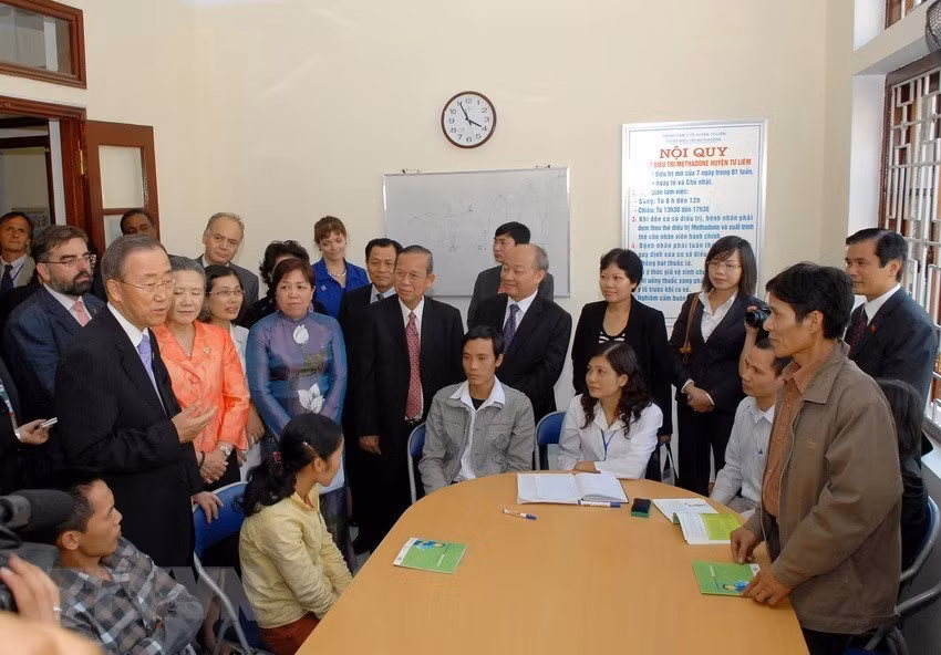 El 29 de septiembre de 2010, el entonces secretario general de la ONU Ban Ki-moon visita el Centro de Salud del distrito de Tu Liem, Hanoi, para conocer el despliegue de la protección y cuidados a los pacientes del VIH/SIDA y la prevención de ese mal (Fuente: VNA)