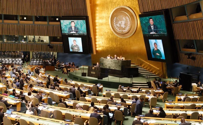 Vietnam participa de forma activa en el proceso de negociación en pos de perfeccionar las leyes internacionales, establecer y ampliar los marcos de cooperación. En la foto: el 25 de septiembre de 2015, en la sede de la ONU en Nueva York, el entonces presidente de Vietnam, Truong Tan Sang, interviene en la sesión inaugural de la Cumbre de la ONU para aprobar la Carta 2030 sobre el Desarrollo Sostenible (Fuente: VNA)