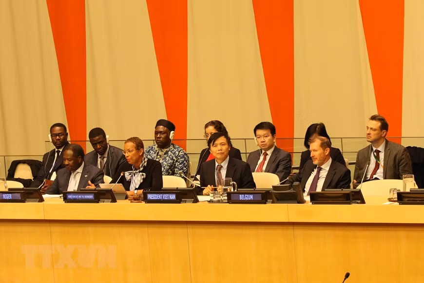 El 31 de enero de 2020, en la sede de la ONU en Nueva York, Estados Unidos, el embajador Dang Dinh Quy, jefe de la misión de Vietnam ante la ONU, en calidad de presidente del CSNU en enero de 2020, preside una sesión de balance sobre las actividades del organismo (Fuente: VNA) 