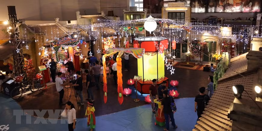 El espacio donde se celebra el programa denominado “Iluminado el Festival del Medio Otoño” (Fuente: VNA)