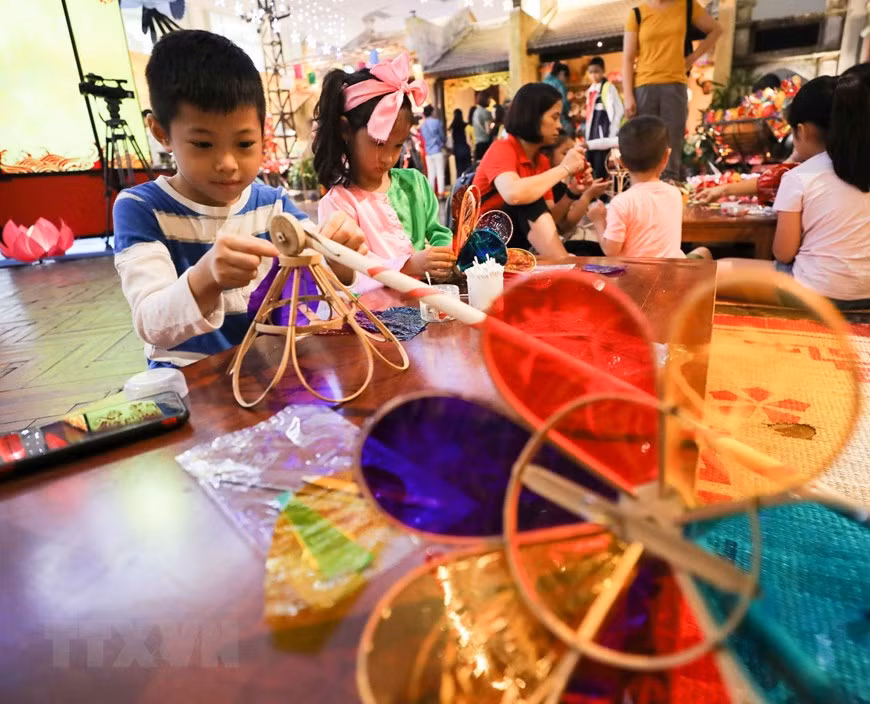 Los niños experimentan la elaboración de juguetes tradicionales (Fuente: VNA)