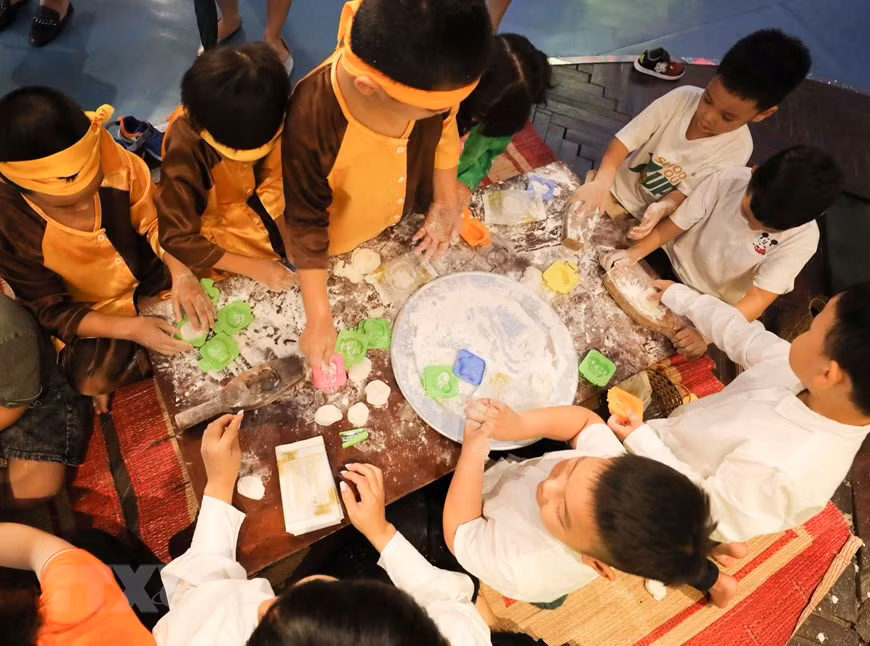 Los niños elaboran pastel de Medio Otoño (Fuente: VNA)
