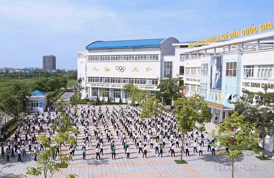 Escuela secundaria Chu Van An, comuna de Tu Hiep, distrito de Thanh Tri: una escuela estándar nacional, invertida y construida de acuerdo con los criterios de la nueva zona rural. (Foto: VNA)