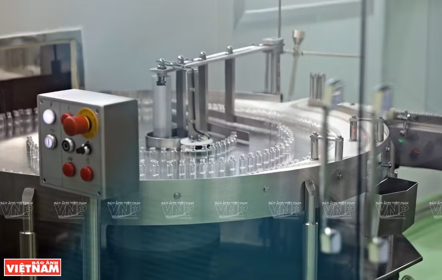 Los viales de vidrio se secan, lavan y colocan en una línea de producción giratoria para eliminar todas las impurezas (Fuente: VNA)
