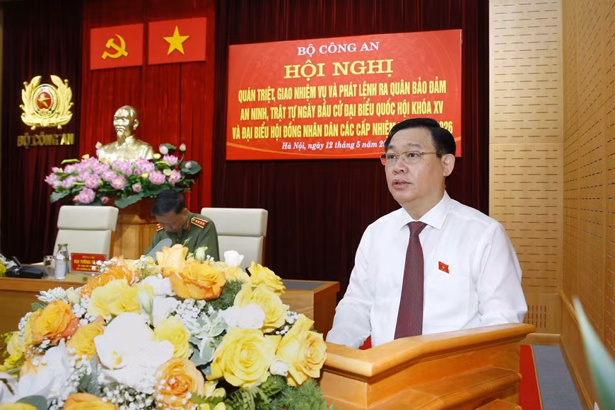 El presidente de la Asamblea Nacional, Vuong Dinh Hue, pronuncia un discurso en la teleconferencia (Foto: VNA)