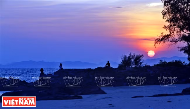 Si la playa de Hong Van y la playa rocosa de Mong Rong son destinos perfectos para contemplar el amanecer, la playa de Van Chay, en la isla Co To Lon, es muy poética y pacífica cuando cae el sol (Foto: VNA)