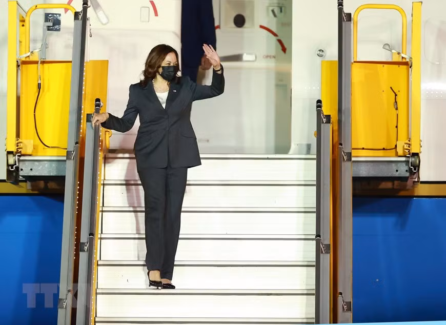 La vicepresidenta de Estados Unidos, Kamala Harris, en el aeropuerto de Noi Bai, en Hanoi (Foto: VNA)