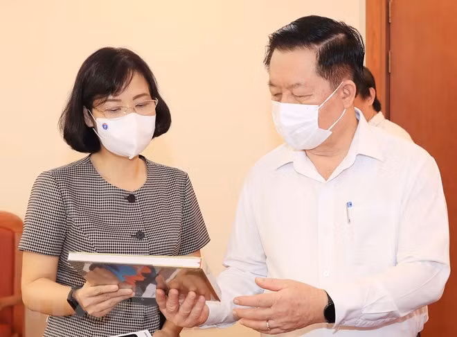 La subdirectora general de la VNA, Vu Viet Trang, presenta las publicaciones de la agencia al secretario del Comité Central del Partido y jefe de su Comisión de Propaganda y Educación, Nguyen Trong Nghia (Foto: VNA)
