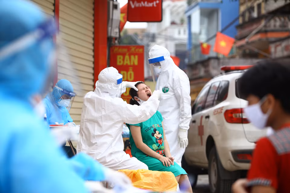 El personal de salud toma muestras de los residentes en la aldea de Ha Loi (distrito de Me Linh, en Hanoi), donde más de 10 mil personas se ponen en cuarentena tan pronto como haya un caso sospechoso de infección. Gracias a las medidas de zonificación y cuarentena rápidas, Vietnam ha tenido éxito en contener la propagación del virus. (Foto: VNA)