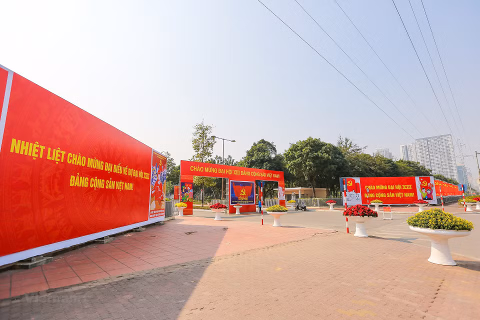 La decoración en el Centro Nacional de Convenciones también se completa (Foto: Vietnam+)