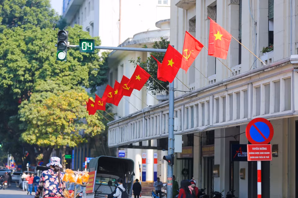 Todas las calles de la ciudad viven un ambiente festivo, con coloridas banderas y flores. (Foto: Vietnam+)