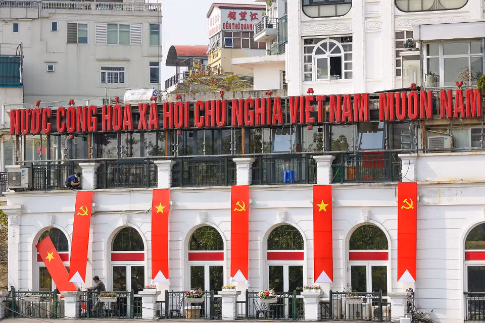 En varias zonas concurridas, se izan las banderas nacionales y del Partido. (Foto: Vietnam+)