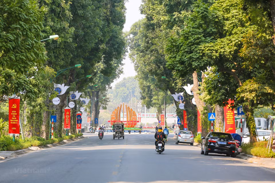 Los elementos decorativos se despliegan para crear una nueva apariencia para la ciudad, brindando un ambiente alegre para los ciudadanos. (Foto: Vietnam+)