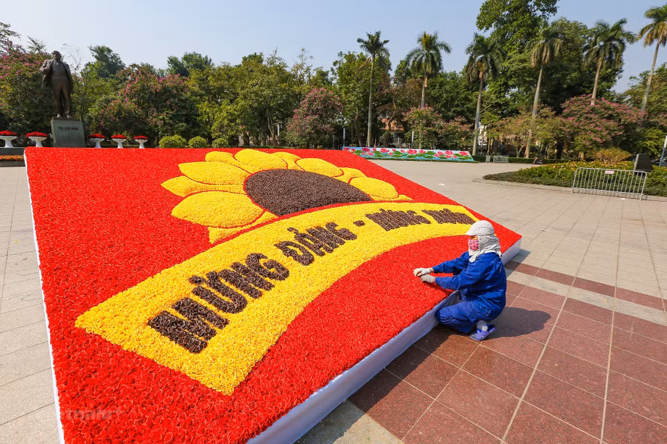 En el jardín de flores de Lenin, los trabajadores de la compañía de árboles urbanos de Hanoi han completado su decoración. (Foto: Vietnam+)
