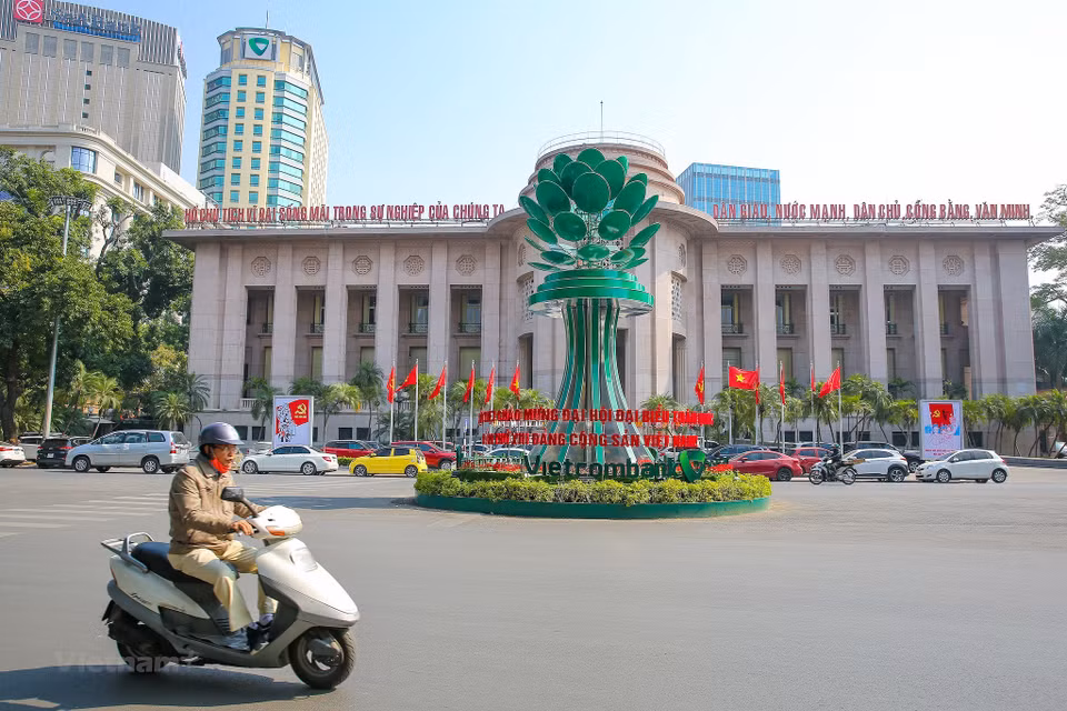 Se cuelgan grandes paneles y lemas en las intersecciones y carreteras principales de la ciudad. (Foto: Vietnam+)