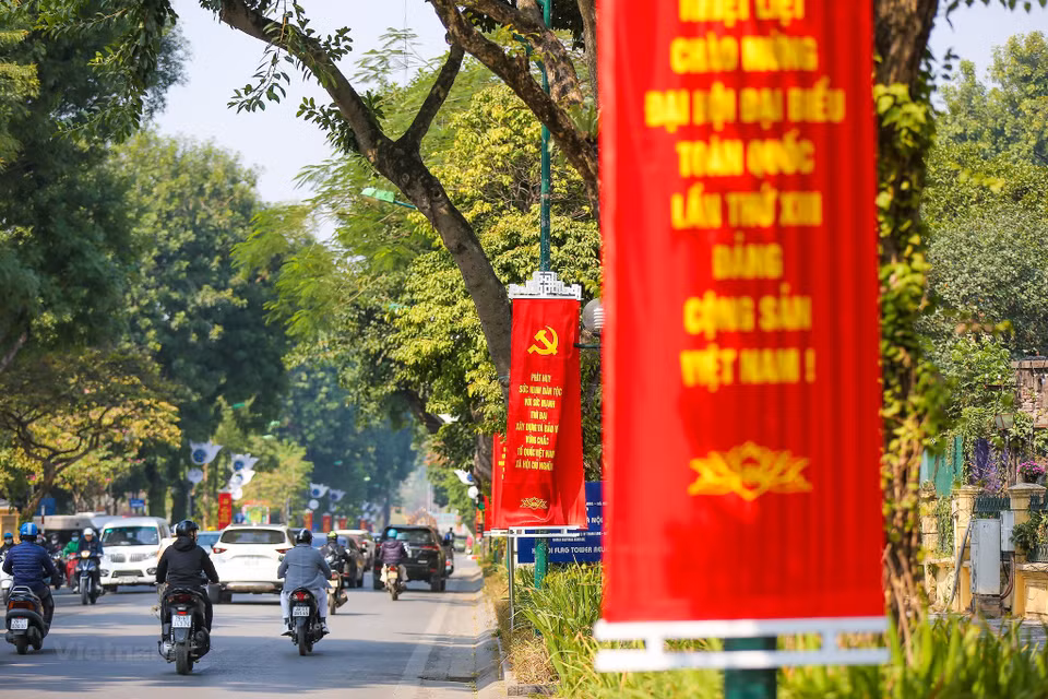 En saludo al XIII Congreso del Partido, el Comité Popular de Hanoi pidió al Departamento municipal de Construcción coordinar con las agencias relevantes para supervisar el embellecimiento urbano, sistema de iluminación y saneamiento ambiental. (Foto: Vietnam+)