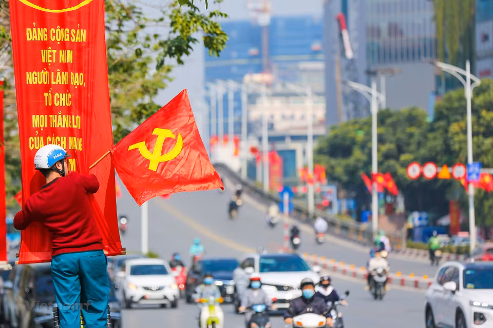 La calle de Nguyen Chi Thanh se muestra decorada con más banderas y flores. (Foto: Vietnam+)