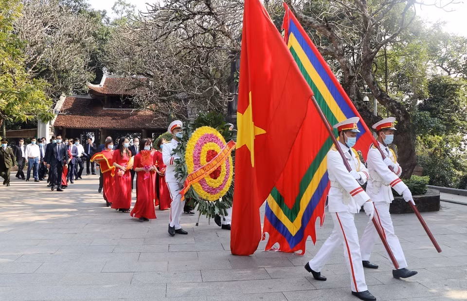 El 11 de febrero de 2021, en el palacio de Kinh Thien, de la Reliquia Histórica del Templo de los Reyes Hung, autoridades de la provincia de Phu Tho celebraron un acto solemne para rendir homenaje a los fundadores de la nación (Foto: VNA)