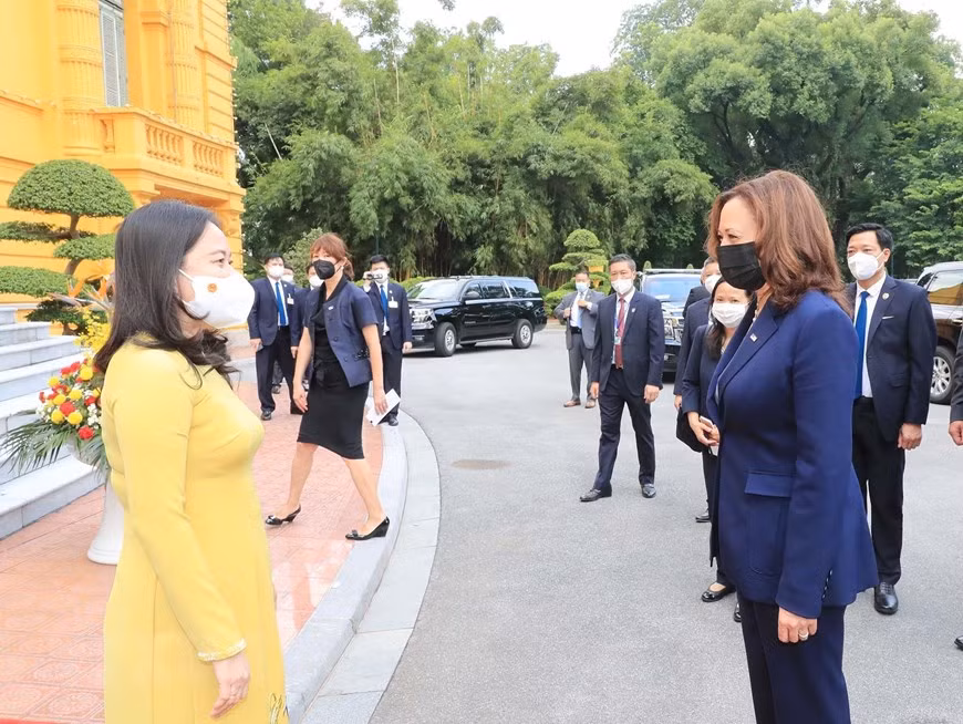 La vicepresidenta vietnamita, Vo Thi Anh Xuan, (a la izquierda) da la bienvenida a la vicepresidenta estadounidense, Kamala Harris (Foto: VNA)