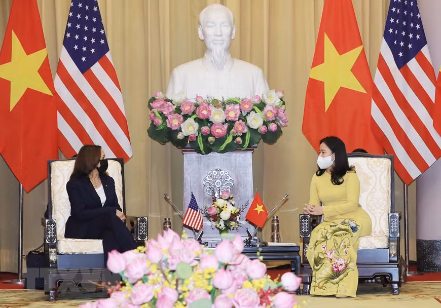 La vicepresidenta vietnamita, Vo Thi Anh Xuan, (a la derecha) recibe a su homóloga estadounidense, Kamala Harris (Foto: VNA)