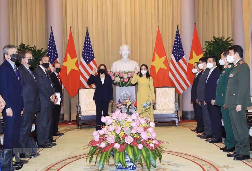 Las vicepresidentas Vo Thi Anh Xuan y Kamala Harris, junto a los delegados en la reunión (Foto: VNA)