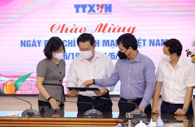La subdirectora general de la VNA, Vu Viet Trang, presenta las publicaciones electrónicas de la agencia al secretario del Comité Central del Partido y jefe de su Comisión de Propaganda y Educación, Nguyen Trong Nghia (Foto: VNA)