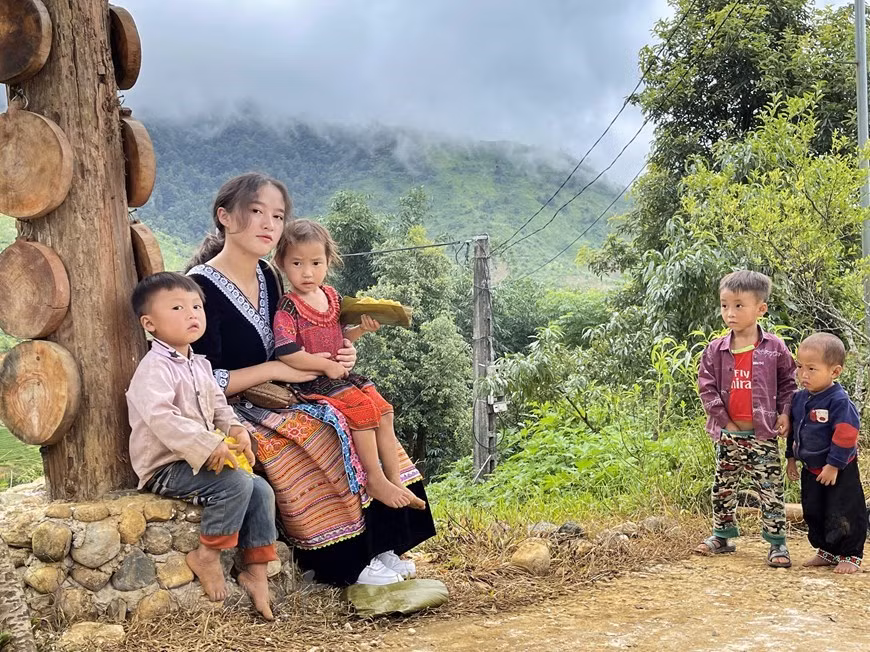 Los residentes de Sin Suoi Ho son conscientes de que el principal atractivo de su aldea son las identidades culturales conservadas del grupo étnico Mong. La gente de Mong forma uno de los grupos étnicos minoritarios más poblados de Vietnam, con una población de más de un millón. Los datos muestran que, al 31 de diciembre de 2018, la provincia de Lai Chau albergaba más de 19 mil hogares de Mong con 106 mil personas, lo que representa el 23,51 por ciento de la población local. El distrito de Phong Tho, donde se encuentra la aldea de Sin Suoi Ho, tuvo el segundo mayor número de habitantes de Mong, con más de 21 mil personas (Foto: Vietnam+)
