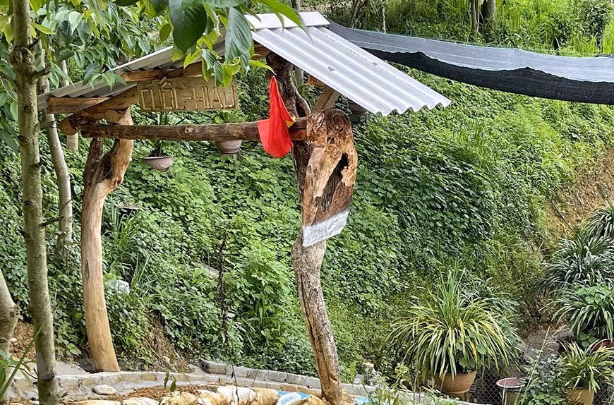 Los residentes de la aldea de Sin Suoi Ho crían cerdos y gallinas, cultivan verduras para servir a los visitantes y evitar el consumo de los alimentos con conservantes o estimulantes. Gracias a la apertura de la puerta a los visitantes nacionales y extranjeros y al desarrollo de variedades de orquídeas locales, cada hogar aquí tiene un ingreso de 30 millones a 50 millones de dong cada año (de mil 300 dólares a dos mil 170 dólares estadounidenses). En la foto: Una puerta casera en Sin Suoi Ho con un modelo de azada, una herramienta asociada con las actividades agrícolas de la población local (Foto: Vietnam+)