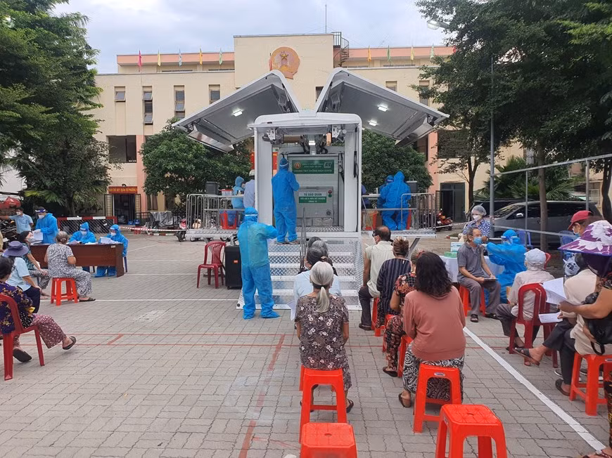 Se diseñarán nuevos vehículos para que puedan moverse hasta zonas residenciales, edificios de departamentos y callejones para administrar las vacunas a las personas (Foto: VNA)