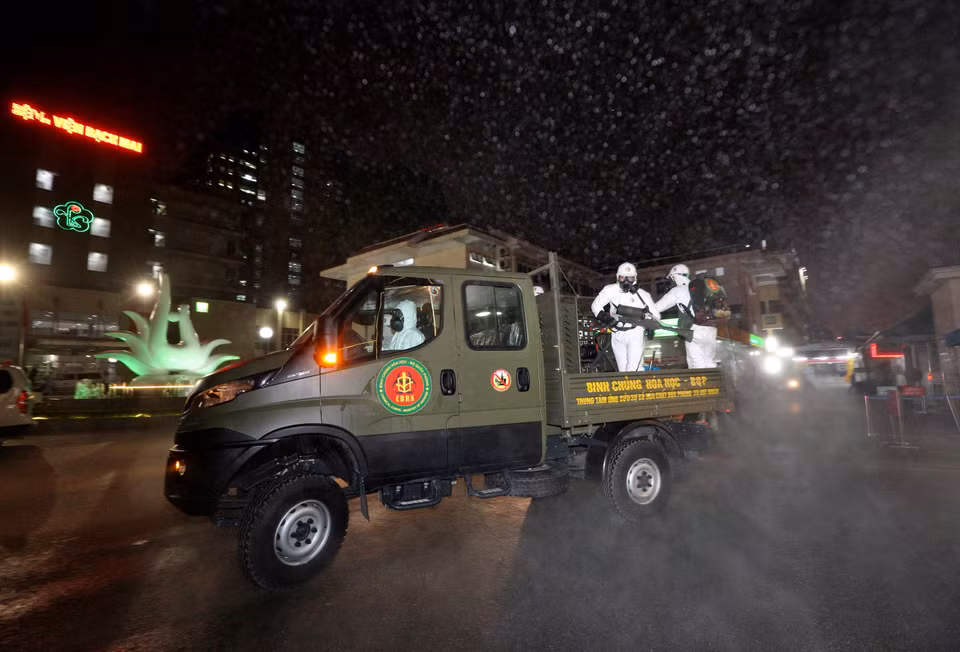 El 28 de marzo de 2020, las fuerzas del Cuerpo Químico rociaron desinfectantes para la prevención de COVID-19 en el Hospital Bach Mai, escenario de un brote con docenas de pacientes infectados con el virus SARS-CoV-2. (Foto: VNA)