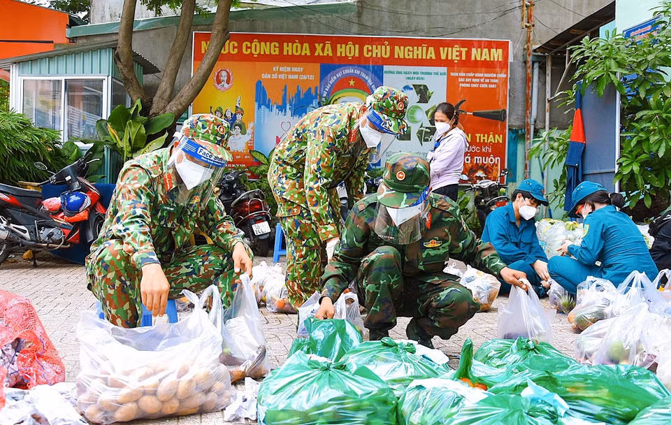Jóvenes soldados preparan diligentemente bienes esenciales para los residentes en Ciudad Ho Chi Minh (Foto: VNA)