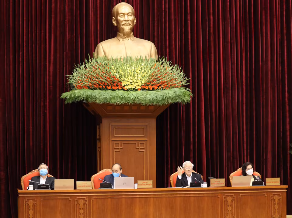 El 23 de abril de 2020, el secretario general del Partido Comunista de Vietnam (PCV) y presidente del país, Nguyen Phu Trong, presidió la Conferencia nacional de cuadros sobre la situación y la soluciones para la prevención y el control del COVID-19. Antes de eso, el 30 de marzo de 2020, el máximo dirigente hizo un llamado a los pobladores y soldados en el país y a los coterráneos en ultramar a unirse para implementar de manera drástica los lineamientos del Partido y del Estado, las direcciones del Gobierno para superar el impacto de la pandemia. (Foto: VNA)