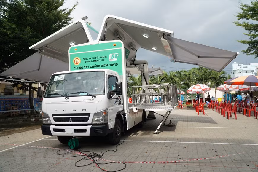 La camioneta destinada para la vacunación en el Comité Popular del barrio 9, distrito de Go Vap, Ciudad Ho Chi Minh (Foto: VNA)