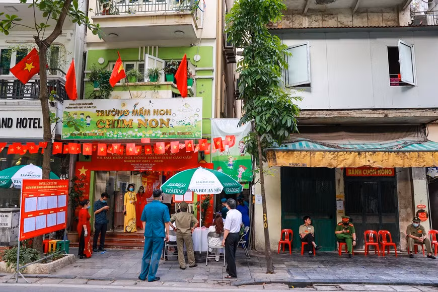 Las más de 80 mil unidades electorales en todo Vietnam abren desde las 7:00 hora local, para que más de 69 millones de votantes elijan a los diputados de la Asamblea Nacional de la XV legislatura y miembros de los Consejos Populares del mandato 2021-2026. Los dirigentes de alto nivel emiten los primeros votos para elegir a los diputados. En medio de la situación compleja de la pandemia de COVID-19 en el país, en todas las urnas se fortalecen las medidas de prevención y control de la enfermedad, al tiempo que se refuerza la seguridad y el orden social en la capital para garantizar la celebración exitosa de los comicios (Foto: Vietnam+) 