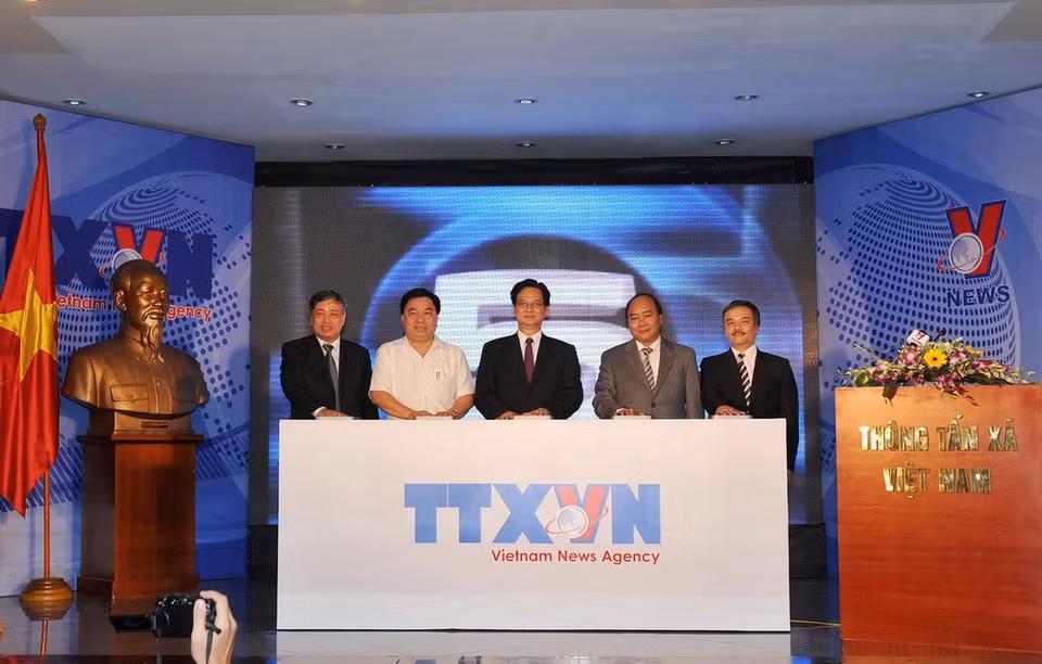 El entonces primer ministro Nguyen Tan Dung (C) inauguró el canal televisivo Vnews en 2010 