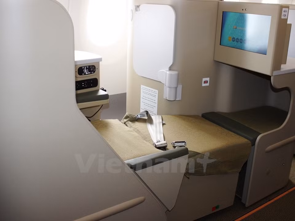Clientes en clase de negocios tienen una pantalla para ver vídeos y cama con inclinación de 180 grados (Fuente: VNA)