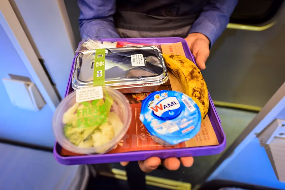 La Corporación Ferroviaria de Vietnam, en colaboración con la compañía de Servicios del aeropuerto de Tan Son Nhat, ofrece comidas gratuitas (Foto: Minh Sơn/Vietnam+)