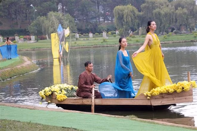 Algunos trajes tradicionales de Vietnam presentados en el festival (Fuente: VNA)
