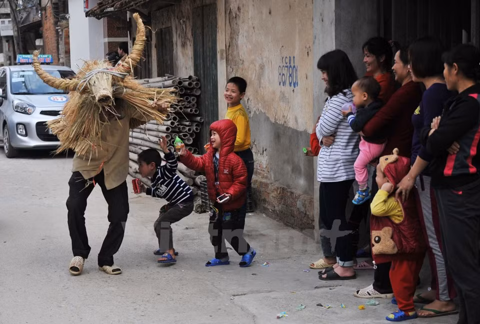 Niños juegan con un búfalo (Fuente: VNA)