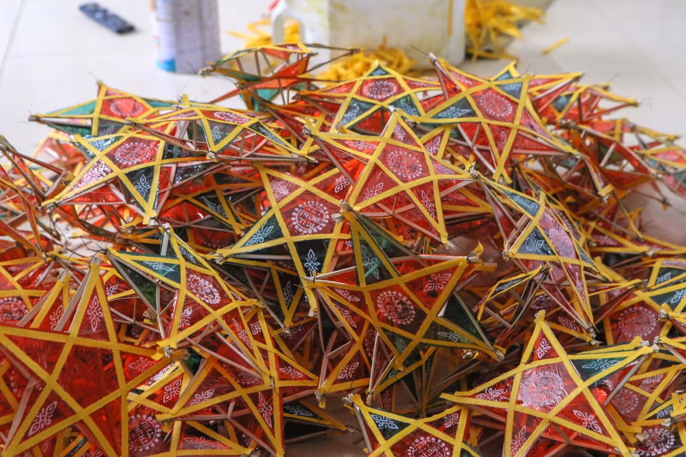 Productos de linternas con forma de estrellas. (Fuente:VNA)